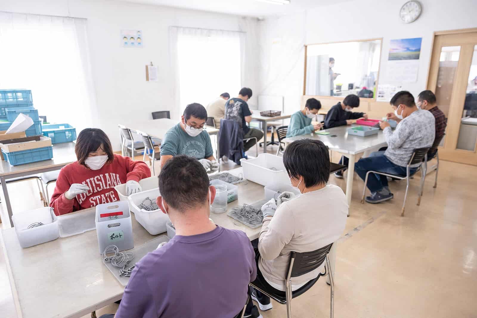 自動車部品作業