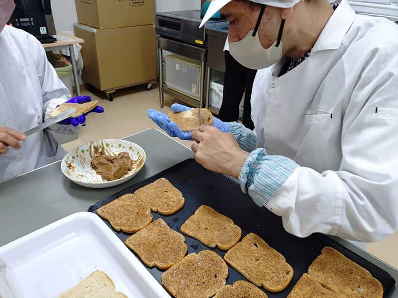 ラスクを作る男性