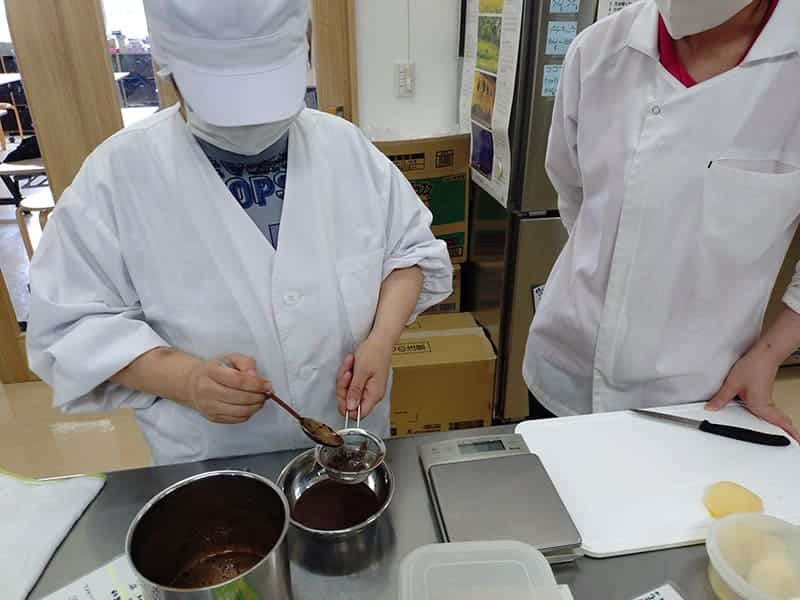 お菓子を作る利用者