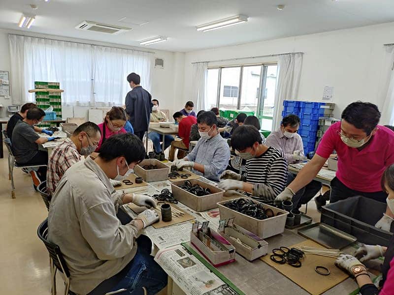 自動車部品作業