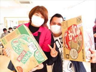 景品を持つスタッフと利用者