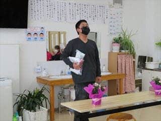 話す男性