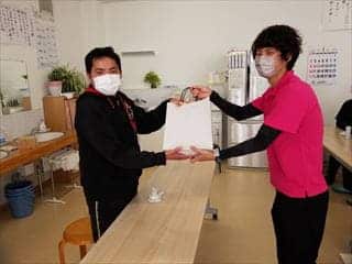 プレゼントを受け取る男性
