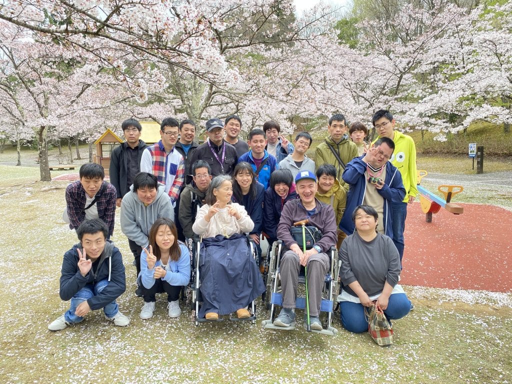 桜の下で集合写真