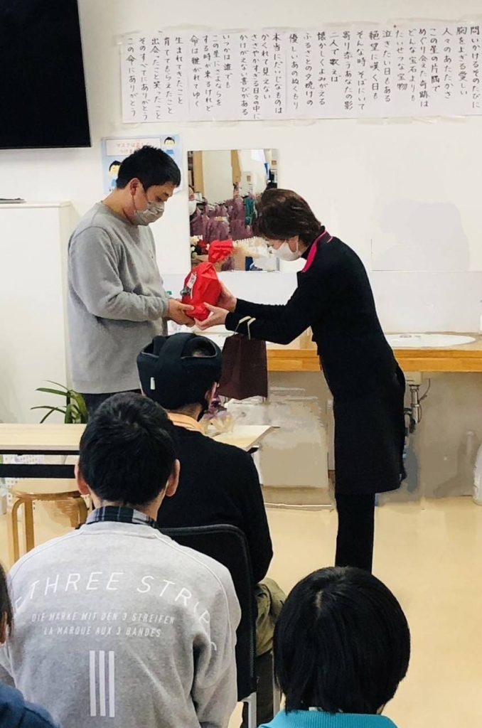 プレゼンをとを受け取る男性