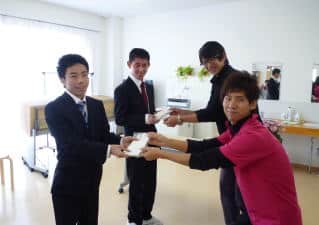 表彰される男性