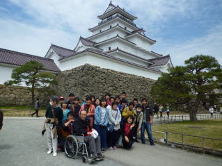 鶴ヶ城で記念撮影