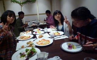 食事を楽しむ利用者