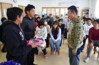 プレゼントを受け取る利用者