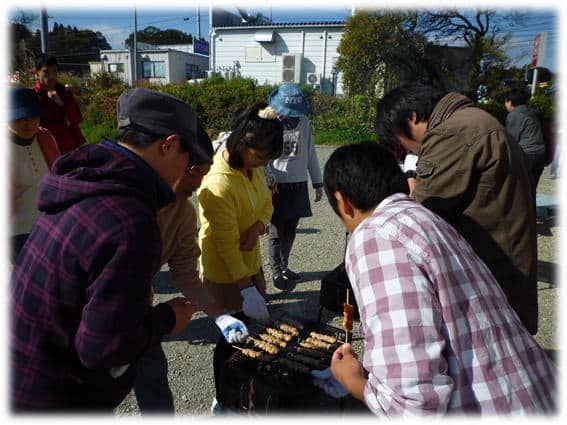 焼き鳥を焼く利用者