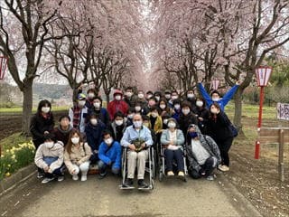 桜の下で記念撮影